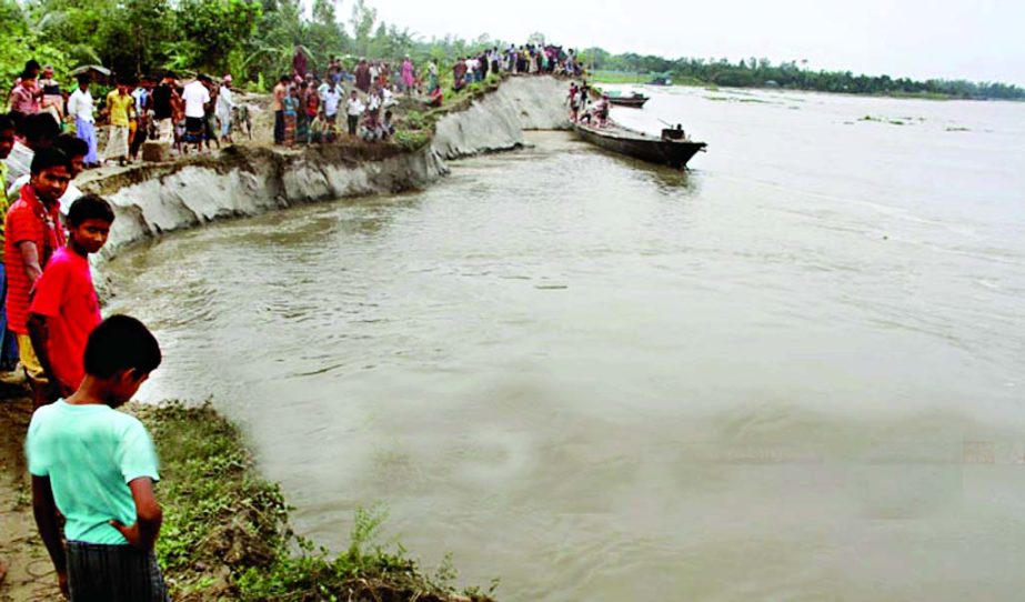 Panicked people of Sirajganj crowded as the large portion of Ring Embankment of Jamuna River went under flood waters. This photo was taken from Balighugri area on Saturday.