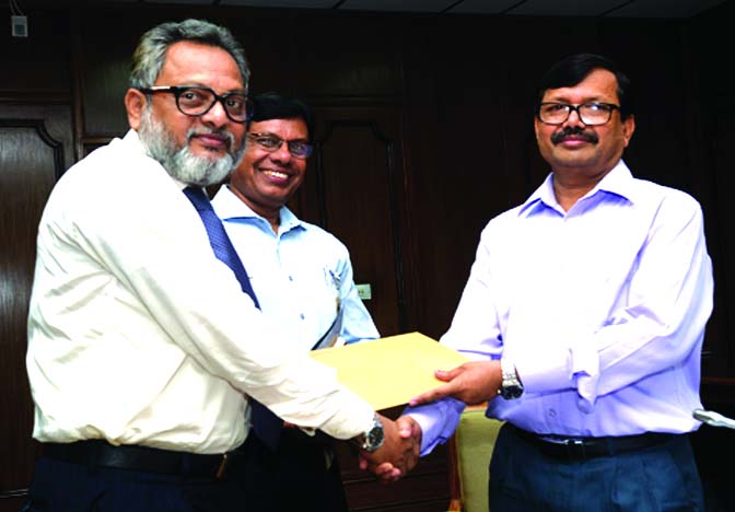 Md Arifur Rahman, Deputy Managing Director of Bangladesh Krishi Bank, receiving "Letter of Appreciation" from Shuvankar Shaha, ED (Incharge) of Agricultural Credit and Financial Inclusion Department of Bangladesh Bank, for the successful disbursement of