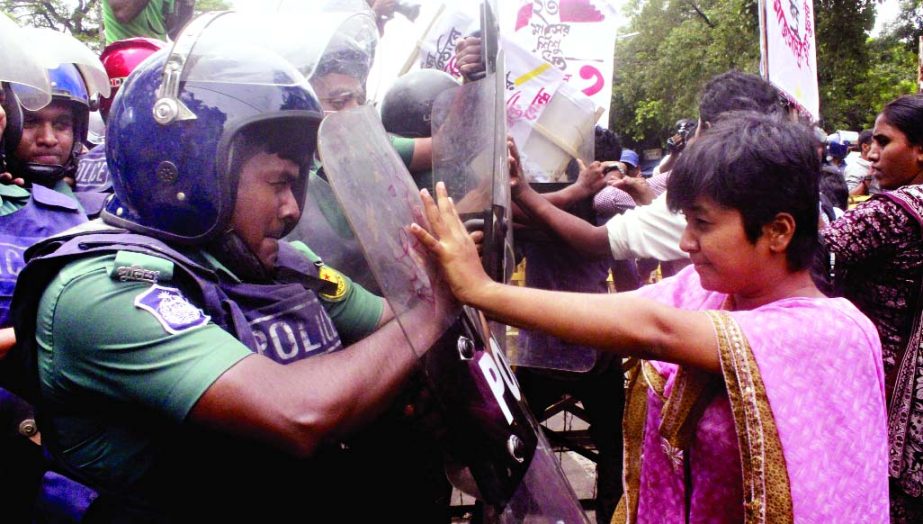 Samajtantrik Chhatra Front and Bangladesh Nari Mukti Kendra activists were obstructed on Monday at Shahbag by the law enforcers while they were heading towards PMO office to submit Memorandum of Protesting on-going sexual assault on women.