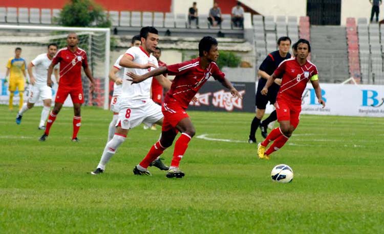 A moment of the match of the World Cup Qualifiers between Bangladesh and Tajikistan at the Bangabandhu National Stadium on Tuesday. The match ended in a 1-1 draw.