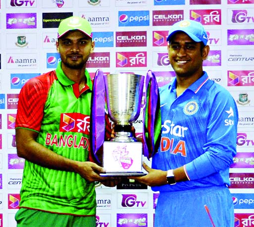 Bangladesh ODI Cricket captain Mashrafe Bin Mortaza (left) and his Indian counterpart MS Dhoni pose for photo with the ODI Trophy at a city hotel on Wednesday.