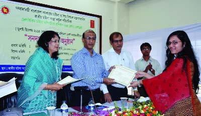 DINAJPUR: Shamim Al Raji, DC, Dinajpur giving certificates among the participants of computer training as Chief Guest organised by Jatiyo Mohila Sangstha at its district office on Tuesday.