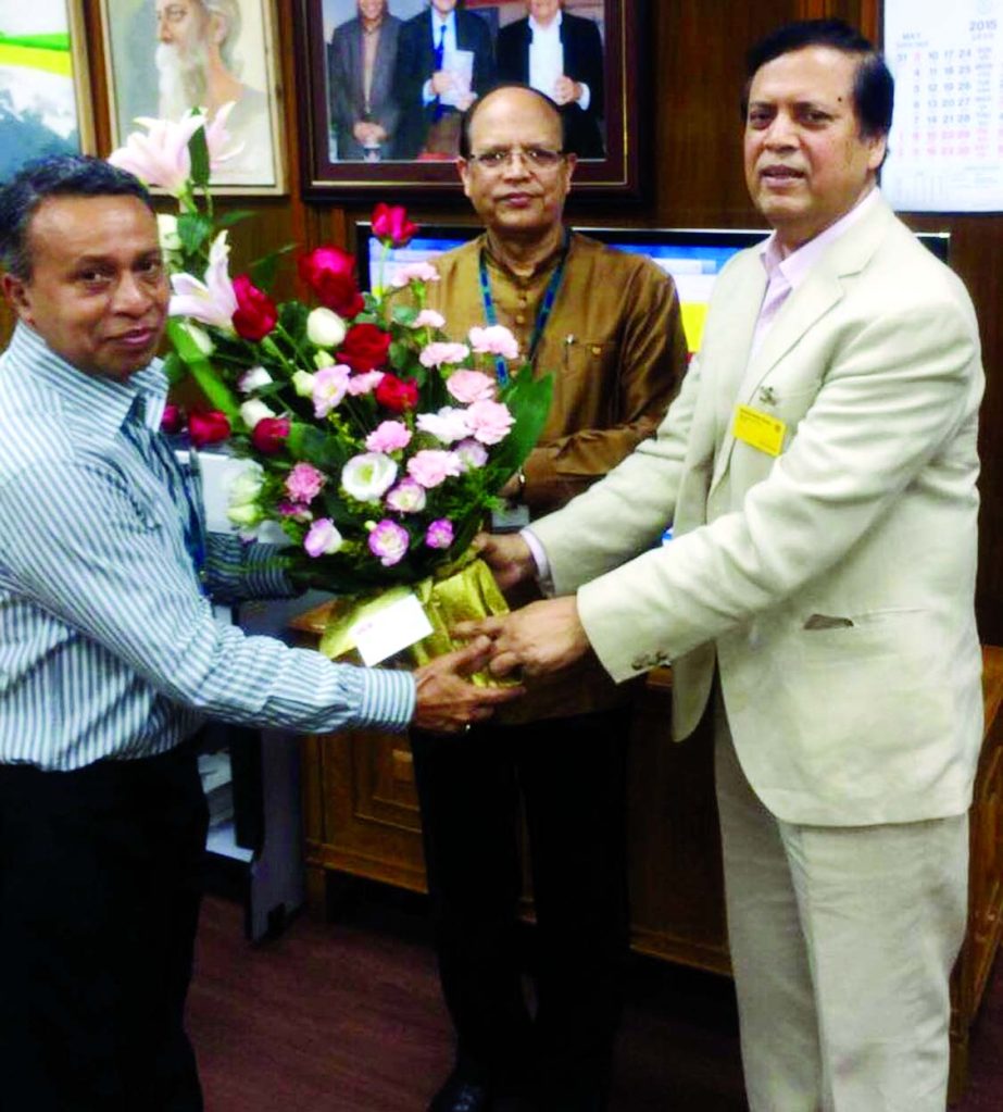 Muhammed Ali, Managing Director of United Commercial Bank Limited presenting bouquet to the Governor of Bangladesh Bank Dr Atiur Rahman on being the Chairman of Asian Clearing Union (ACU) for the year 2015 at BB Bhavan recently.
