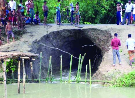 JHENIDAH: Locals at Sarulia Union in Shilokupa Upazila facing great problem as the road was closed for traffic movement due to crack developed on GK Project. This picture was taken on Saturday.