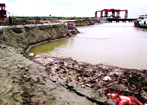 About 150 meter areas of the Padma Bridge Project was devoured by sudden erosion in the River Padma on Tuesday. The photo was taken at Kumarbhog area under Louhajang upazila in Munshiganj district.