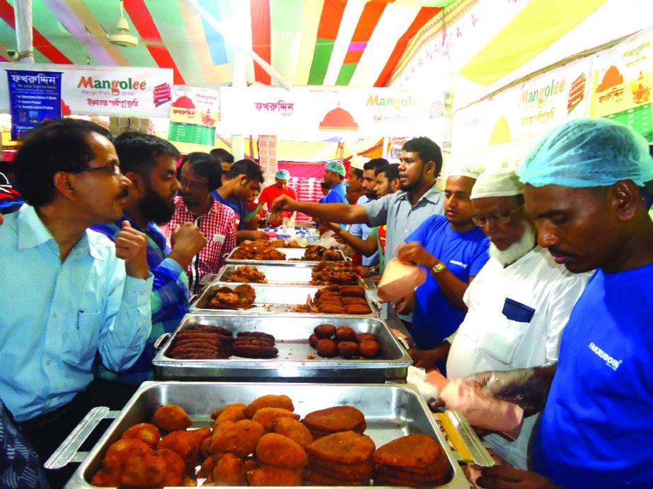 Photo shows peoples crowding for purchasing Iftar at Fakruddin Restaurant in the city. The restaurant has arranged delicious and various kinds of Iftar menus for the holy month of Ramzan.