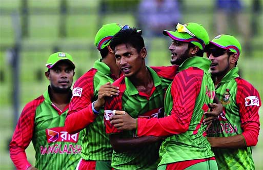 Bangladesh cricketer Mustafizur Rahman (c) celebrating with teammates after the dismissal of Indian batsman Rohit Sharma (unseen) during the third One Day International (ODI) cricket match between Bangladesh and India at the Sher-e-Bangla National Cricket