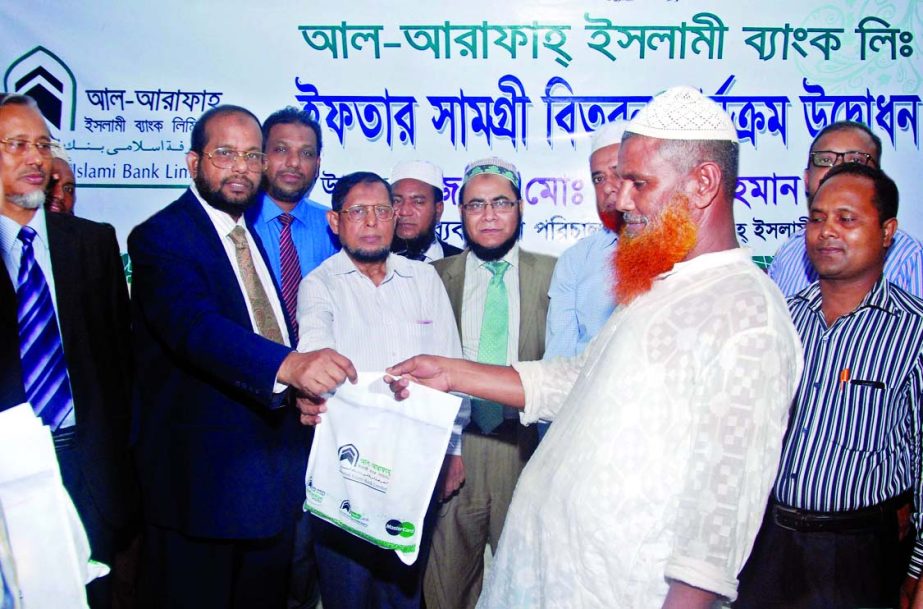 Md Habibur Rahman, Managing Director of Al-Arafah Islami Bank Limited, distributing Iftar among the pedestrians at its head office on Wednesday. The bank decided to host Iftar among 70 thousand fasting pedestrians in Dhaka, Chittagong and other major citi