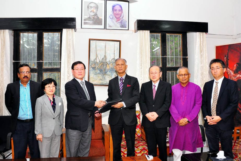 Dhaka University Vice-Chancellor Prof Dr AAMS Arefin Siddique and Gifu University President Dr Hisataka Moriwaki signed an agreement to expand the on-going collaborative program being conducted by the two universities. The signing ceremony was held at DU