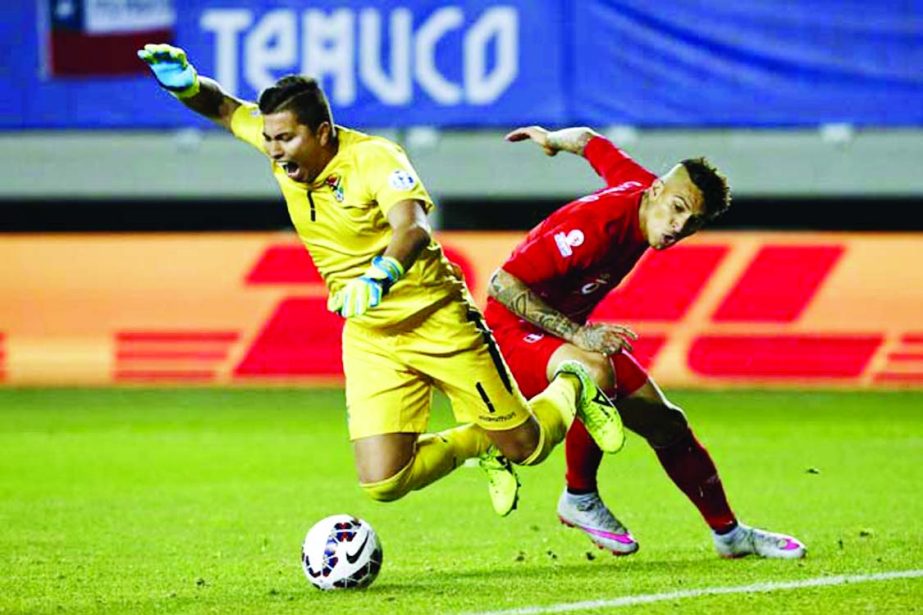 Peru's goalkeeper Pedro Gallese (right) fouls Bolivia's goalkeeper Romel Quinonez (left) during a Copa America quarterfinal soccer match at the German Becker Stadium in Temuco, Chile on Thursday.