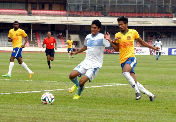 An action from the football match of the Manyavar Bangladesh Premier League between Sheikh Jamal Dhanmondi Club Limited and Farashganj SC at the Bangabandhu National Stadium on Sunday.