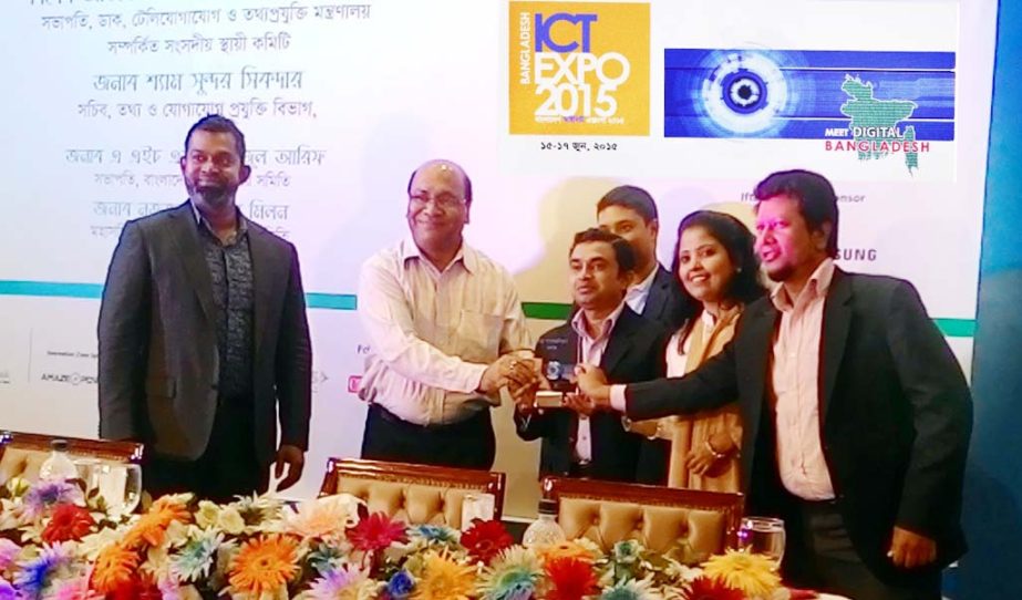 Zafar A Patwary, Deputy General Manager of Daffodil Computers Ltd receiving best Pavilion Award of Bangladesh ICT Expo 2015 from ICT Division Secretary Shyam Sundrr Sikder recently.
