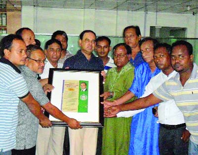 MYMENSINGH: Aminul Huq Shamim newly elected Director of FBCCI for third term receiving a crest at a reception programme jointly organised by District Nagorik Andolon and Unnoyon Sangram Parishad, Mymensingh District Unit recently.