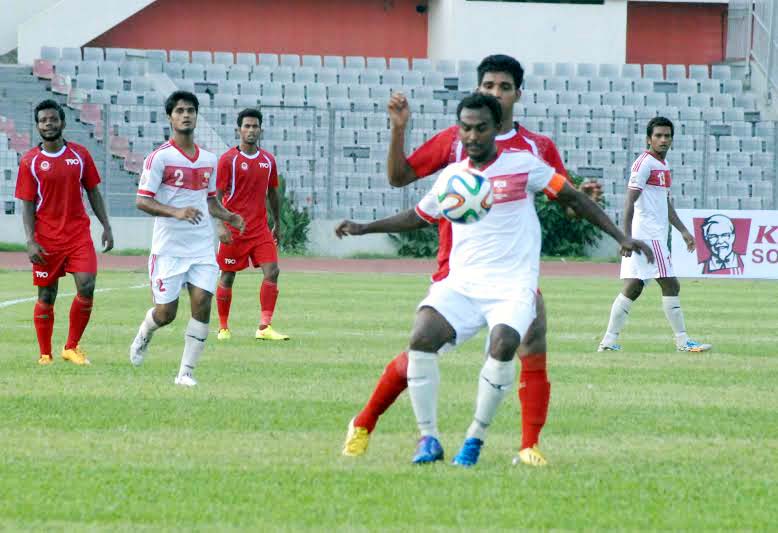 An action from the Manyavar Bangladesh Premier Football League match between Muktijoddha Sangsad KC and Feni Soccer Club at the Bangabandhu National Stadium on Monday.