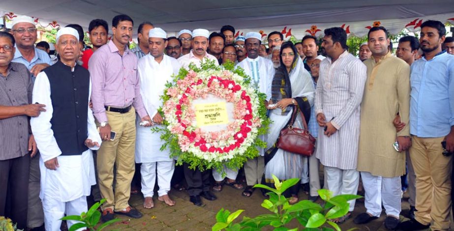 CCC Mayor AJM Nasir Uddin and councilors placing wreaths at the graveyard of former minister Zahur Ahmed Chowdhury yesterday.