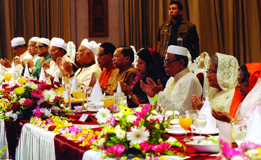 Prime Minister Sheikh Hasina, Speaker Dr Shirin Sharmin Chaudhury, Chief Justice Surendra Kumar Sinha along with other distinguished guests offering Munajat at an Iftar Mahfil hosted by President Abdul Hamid at Bangabhaban on Thursday. BSS photo