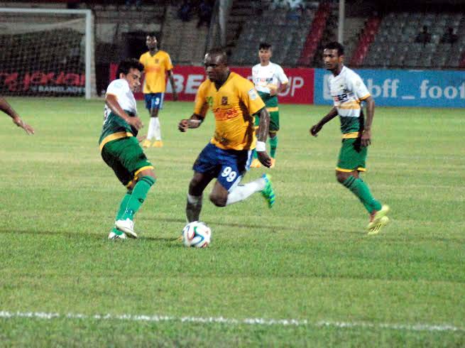 A moment of the football match of the Manyavar Bangladesh Premier League between Sheikh Jamal Dhanmondi Club Limited and Rahmatganj MFS at the Bangabandhu National Stadium on Thursday. The match ended in a 2-2 draw.