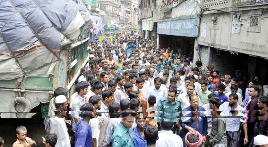 Loading- unloading labourers of the principal wholesale market of Khatungonj in the port city staged a demonstration demanding arrest of a labourer for alleged robbery incident yesterday.