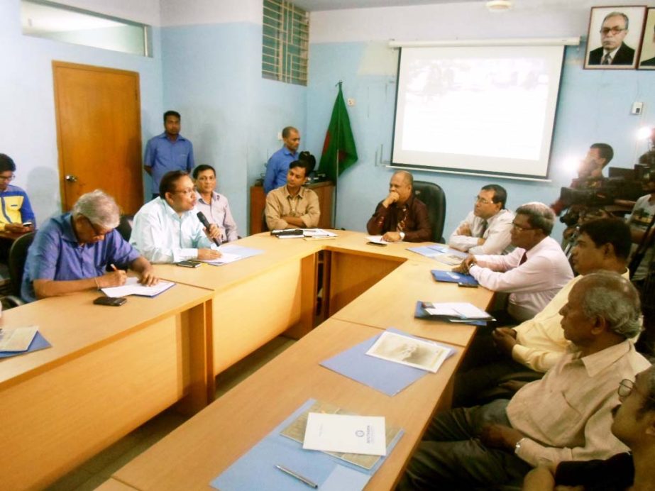A roundtable discussion on `Water Logging' was held at the Conference Room of Southern University recently organized by the Monthly Dakhina association in cooperation with the University.