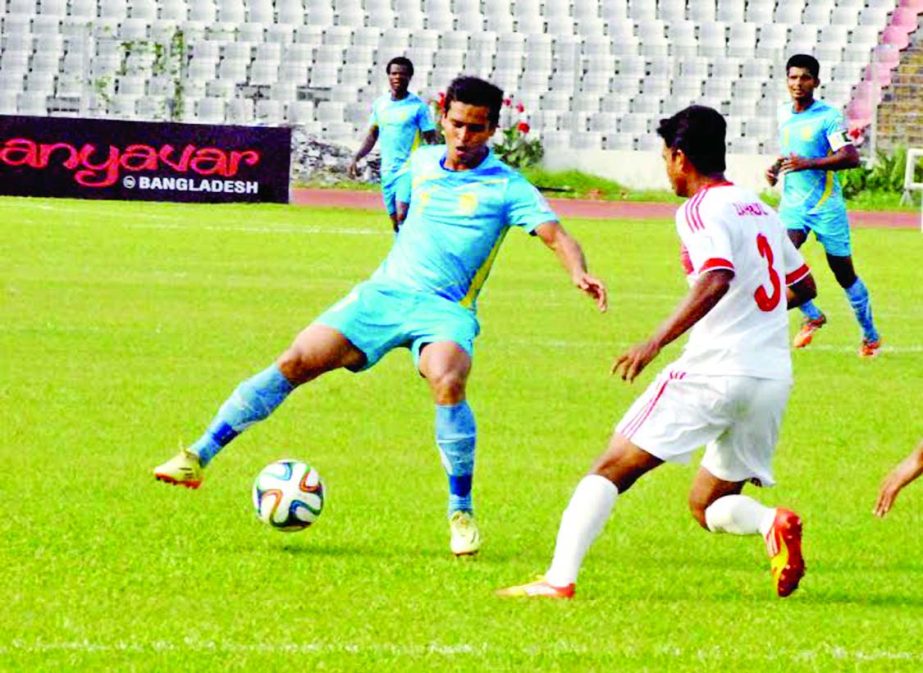 An action from the football match of the Manyavar Bangladesh Premier League between Dhaka Abahani Limited and Soccer Club, Feni at the Bangabandhu National Stadium on Friday.