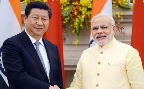 Chinese President Xi Jinping shaking hands with Indian Prime Minister Narendra Modi.