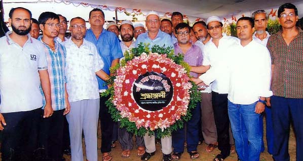 Leaders of Chittagong City Jatiya Sramik League placing wreaths at the graveyard of Zohur Ahmed Chowdhury on the occasion of 41st death anniversary yesterday.