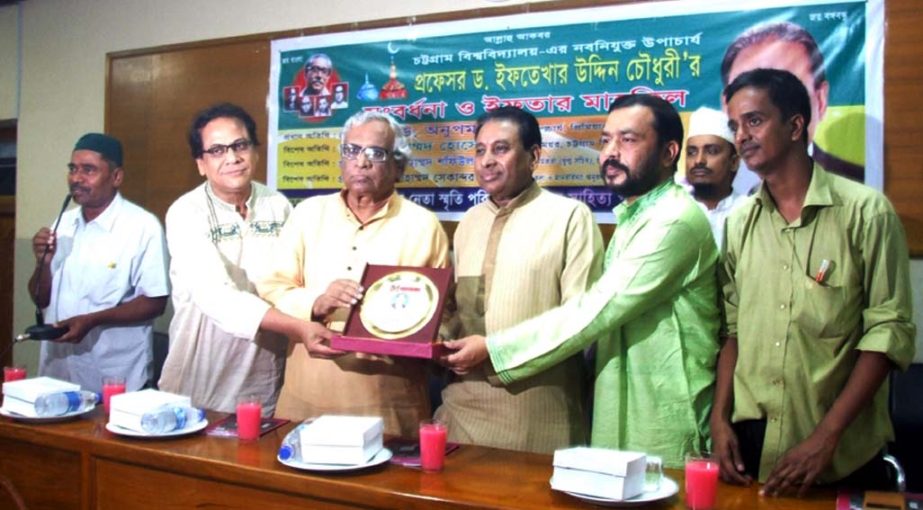 CU VC Dr Iftiker Uddin Ahmed Chowdhury receiving crest from Dr Anupam Sen at a function in the city yesterday.