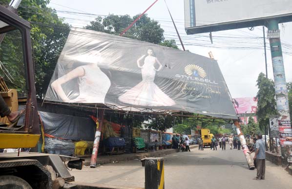 CCC mobile team evicted illegal billboards from GEC Crossing in the city yesterday.