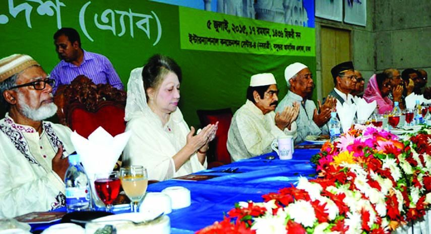 BNP Chairperson Begum Khaleda Zia among others offering Munajat at an Iftar Mahfil hosted by Association of Engineers Bangladesh (AEB) held at the Bashundhara Convention Centre on Sunday.