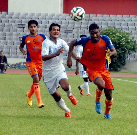 A moment of the Manyavar Bangladesh Premier League football match between Brothers Union and Farashganj SC at the Bangabandhu National Stadium on Tuesday. Brothers Union won the match by 3-1.