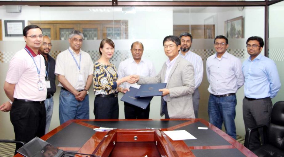Dr Carmen Z Lamagna, Vice Chancellor of American International University-Bangladesh and Dr Nam Kyu Lee, Managing Director of Samsung Research and Development Institute Bangladesh Ltd are seen signing a MoU in the city recently.