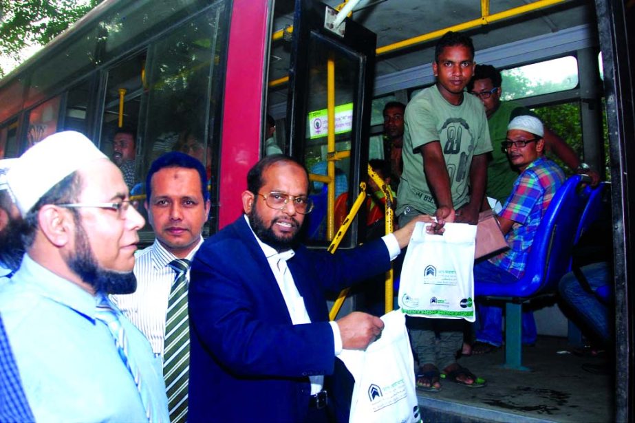 Md Habibur Rahman, Managing Director of Al-Arafah Islami Bank Limited, inaugurating Iftar distribution programme among the pedestrian at Ramna Park area of the city organized by Motijheel branch of the bank on Wednesday.