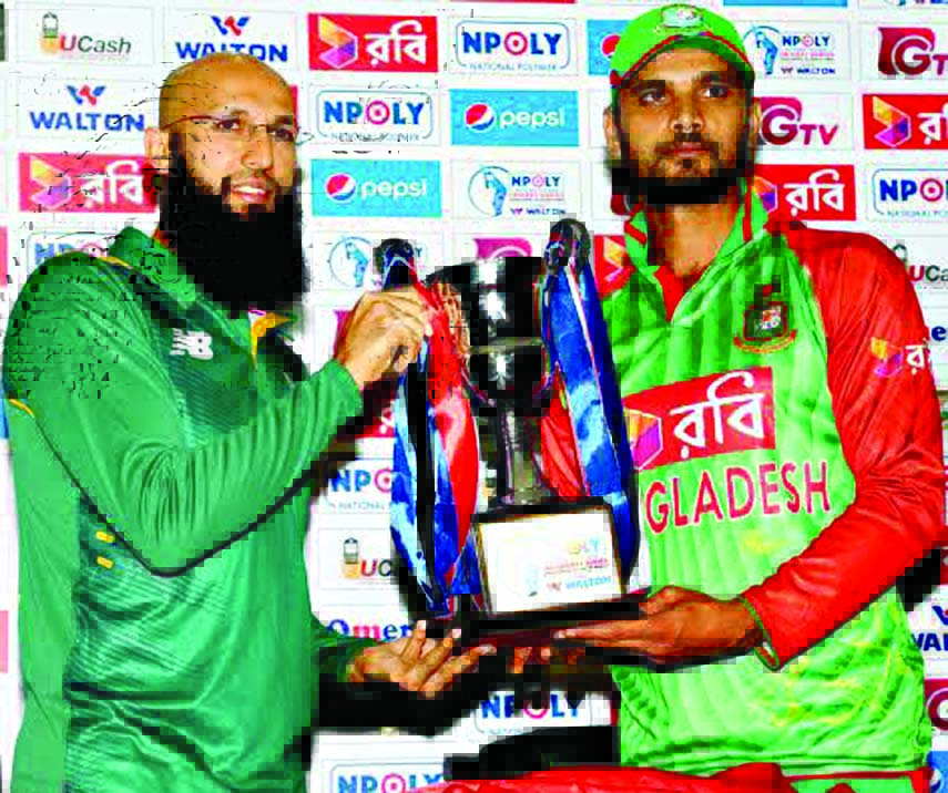 Captain of Bangladesh team Mashrafe Bin Mortaza (right) and Captain of South Africa team Hashim Amla pose with the trophy of the ODI series at the conference room of Sher-e-Bangla National Cricket Stadium in Mirpur on Thursday.