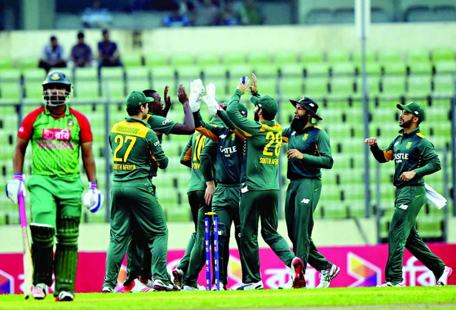 The South Africa team celebrates Tamim Iqbal's dismissal during the 1st ODI between Bangladesh and South Africa at the Sher-e-Bangla National Cricket Stadium on Friday.