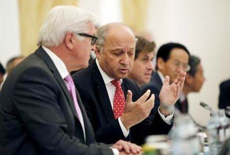 French Foreign Minister Laurent Fabius talks to German Foreign Minister Frank Walter Steinmeier (L) during nuclear talks at a hotel in Vienna, Austria.