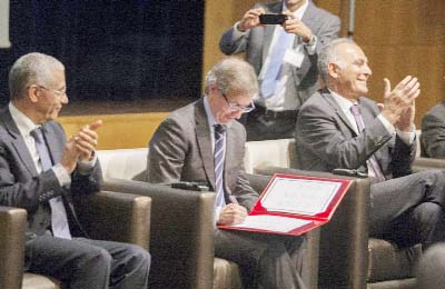 UN Special Envoy to Libya Bernardino Leon (C) signs a UN-brokered peace deal as Morocco's Foreign Minister Salaheddine Mezouar (R) and Minister for General and Economic Affairs Rachid Talbi Alami applaud during talks in Skhirat.