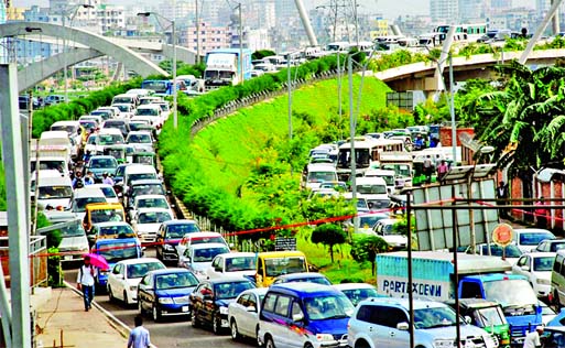 To skip massive gridlock many persons diverted their cars to Hatirjheel route only to find that the route was also equally crowded on Sunday.