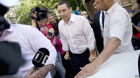 Mr Ponta, who is recovering from a knee operation, arrives at the prosecutors' office on Monday