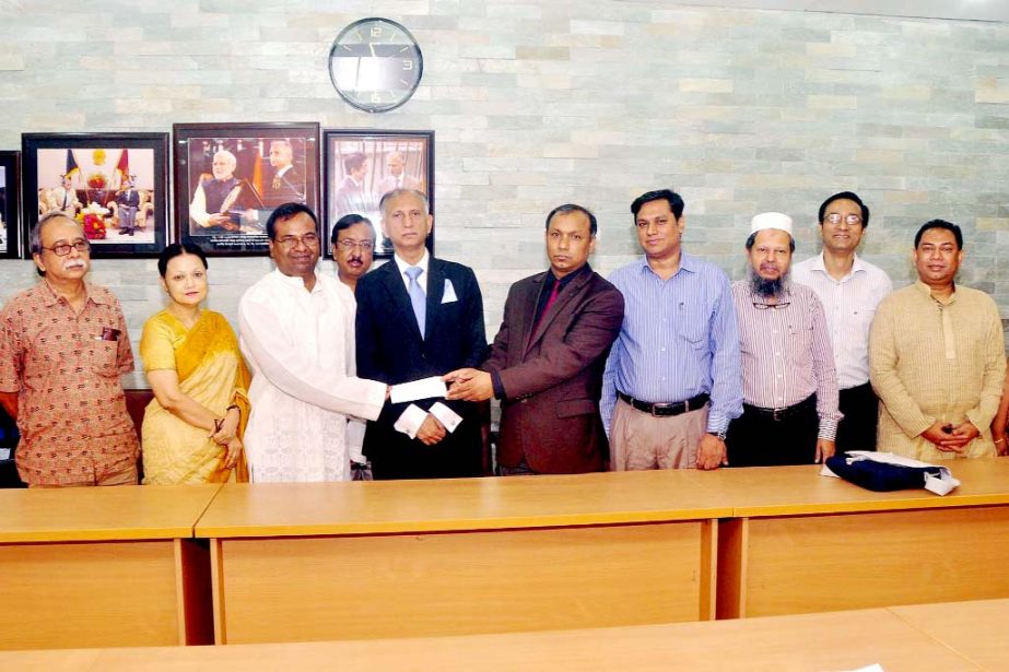 Chairman of the Department of International Business of Quinniplac University, USA, Porf Dr Mohammad Niamat Elahee handing over a cheque for Taka 6 lakh to Dhaka University (DU) Treasurer Prof Dr Md. Kamal Uddin on Sunday at DU VC Office to introduce a go