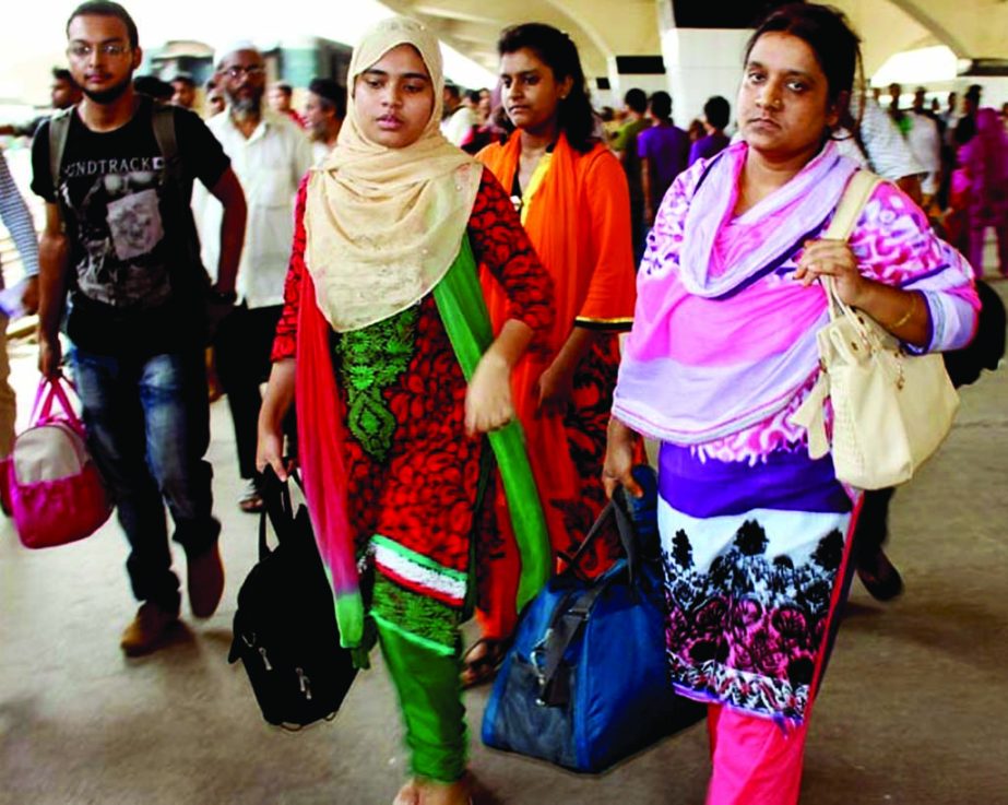 Homebound passengers have started to leave the capital to celebrate Eid-ul-Fitr with their near and dear ones. The snap was taken from Kamalapur Railway Station in the city on Monday.