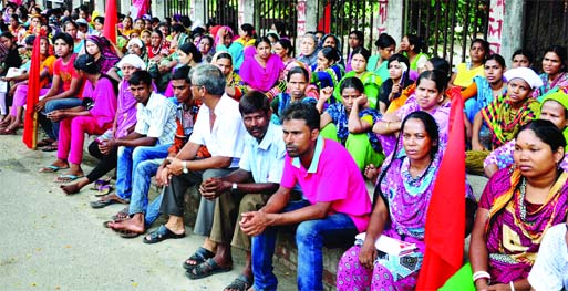 Employees of Swan Garments staged a sit-in in front of the Jatiya Press Club on Tuesday demanding payment of their arrear salaries and festival bonus.