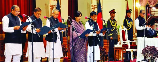 President Abdul Hamid administering oath of office to three cabinet members and two state ministers at Bangabhaban on Tuesday. BSS photo