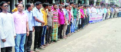 FENI: Journalists formed a human chain in front of Feni Press Club protesting assault on local journalist Atiyar Sajol on Tuesday.