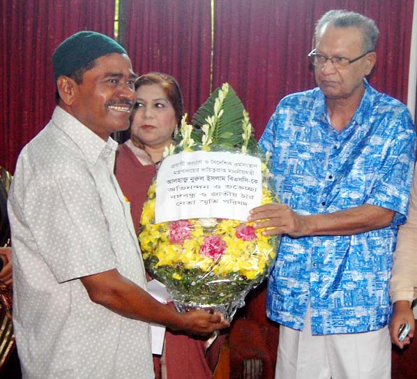 Newly-appointed Expatriates' Welfare and Overseas Employment Minister Nurul Islam Bsc being greeted by leaders of Jatiya Char Neta Smriti Parishad at Chittagong city yesterday.