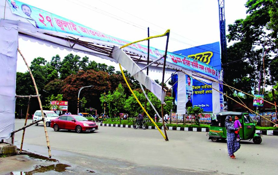 An arch erected in observance of 21st founding anniversary of Swechchhasebok League remains in dwindling state that may cause accident anytime, but the authority concerned seemed to be blind to repair it. The snap was taken from the city's Khamarbari are