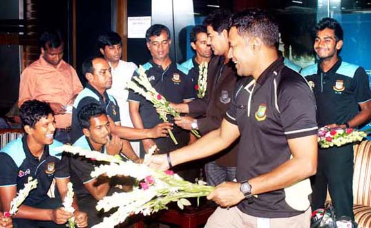The officials of BCB receiving Bangladesh Under-19 Cricket team with bouquet at the Hazrat Shahjalal International Airport on Wednesday. Bangladesh Under-19 Cricket team defeated South Africa Under-19 Cricket team in the one-dayer series in South Africa r