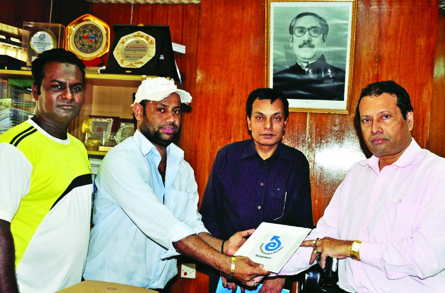 Muhammad Mahbubur Rahman, CEO of Wanoor Trade International, receiving special crest from Shubashish Bose, Vice Chairman of Export Promotion Bureau for special contributions on cottage industry products exports at the bureau office in the city on Thursday