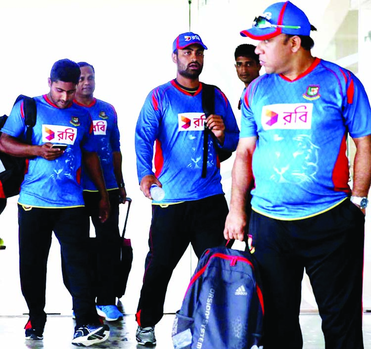 Members of Bangladesh Cricket team returns to hotel when 4th day play called off on Friday.