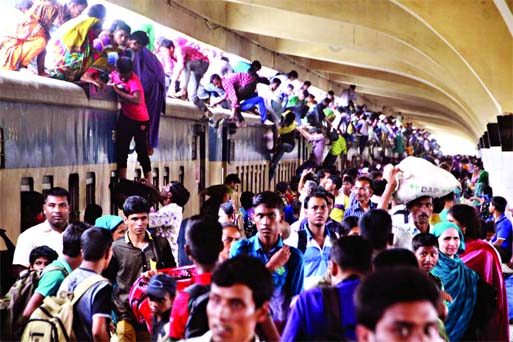 The Eid makers are returning to Dhaka after celebrating festival. The Kamalapur Railway Station was seen crowded when a jam-packed train reached the platform with Dhaka-bound passengers on Friday afternoon.