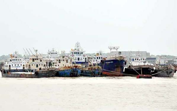 The lightering vessels are now waiting in the port channel due to heavy downpour and rough sea.